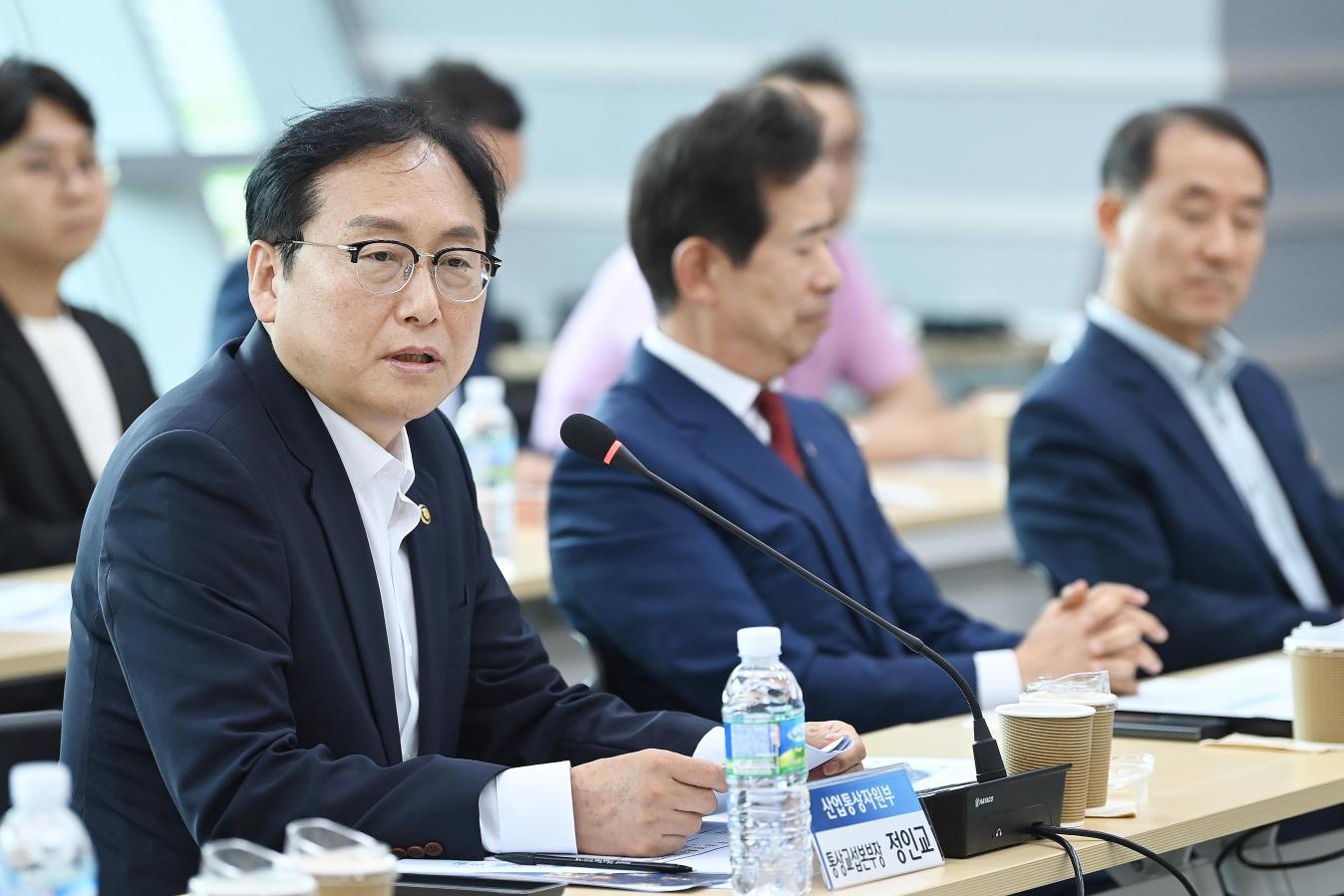 정인교 산업통상자원부 통상교섭본부장이 '2024년 부·울·경 통상진흥기관협의회'를 주재하고 있는 모습 (사진 = 연합뉴스)