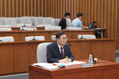 국가정보원장 인사청문회장을 찾아 질의 응답 중인 이종석 후보자(사진=위즈경제)