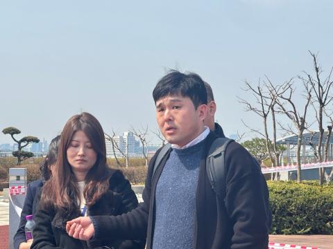 대유 제49기 정기주주총회 후 주주들과 내용 공유 중인 최재영 대유 주주연대 부대표(사진=위즈경제)