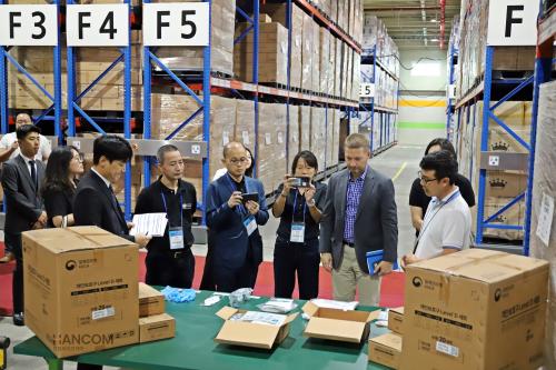 WHO 합동외부평가단과 질병관리청 관계자들이 지난 26일 한컴라이프케어 본사의 방역물자 비축센터를 방문해 방역물자 비축·관리 현황을 확인하고 있다.(사진=한컴라이프케어)