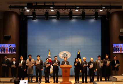 더불어민주당 ‘정치검찰 조작기소 대응 특별위원회’가 31일 검찰을 향해 이재명 대통령 관련 사건의 공소를 즉각 취소하라고 요구했다. 사진=위즈경제