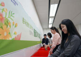 21일 서울 종로구 흥국생명 본사에서 진행된 ‘물품기부 캠페인’에 임직원들이 동참하고 있다.(사진=흥국생명)