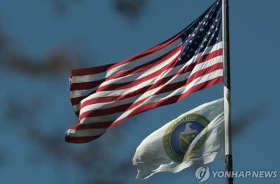 미국 워싱턴DC 에너지부 건물 밖에 걸린 깃발 (사진=연합뉴스)
