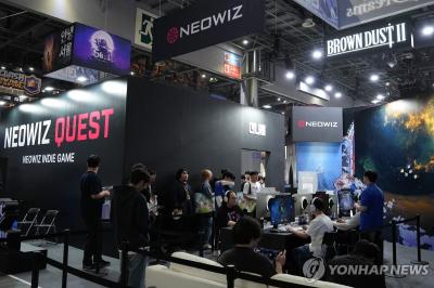 지난 5월 23일 경기 고양시 킨텍스에서 개막한 게임행사에 관객들이 네오위즈 부스 체험을 하는 모습 (사진=연합뉴스)