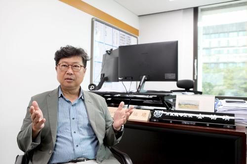 본지와 인터뷰를 진행 중인 김우진 서울대학교 경영학과 교수(사진=위즈경제)