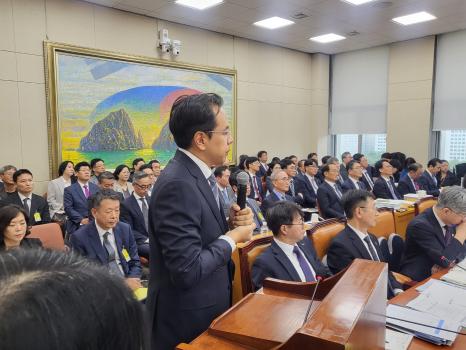 우아한형제들의 김범석 대표가 14일 정무위 국정감사에 참석해 질의를 듣고 있다. 사진=위즈경제