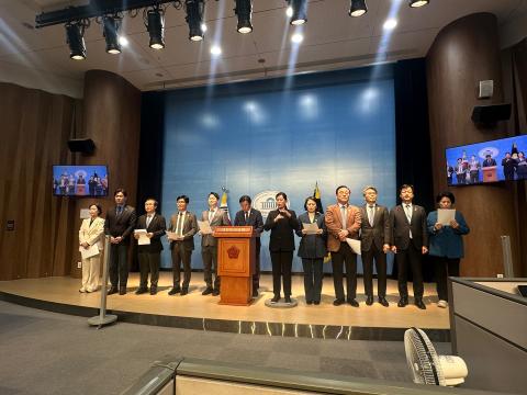 12일 국회 소통관에서 개최된 민주당 사검독위 긴급 기자회견(사진=위즈경제)