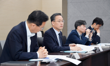 12일 정부세종청사에서 열린 ‘물가관계차관회의’를 주재하고 있는 이형일 기획재정부 1차관(왼쪽 두번째)(사진=연합뉴스)