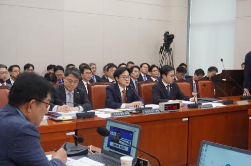 김정관 산업통산부 장관이 24일 국회 산업통상자원중소벤처기업위원회 국정감사에 참석했다.