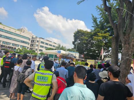 다비타의집 부모회가 18일 경기 안성시청 앞에서 경기장애인차별철폐연대(경기 장차연) 다비타의집 폐쇄 요구와 경기 안성시의회의 행정사무조사에 대한 입장문을 발표했다. 출처=다비타의집 이용인 부모회