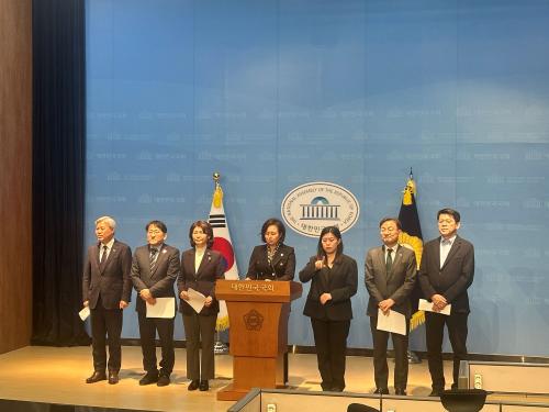 정부의 검찰개혁 재입법 예고안과 관련한 기자회견 중인 조국혁신당 의원들(사진=위즈경제)