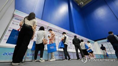 구직자들이 채용공고를 살핀다. (사진 =연합뉴스)