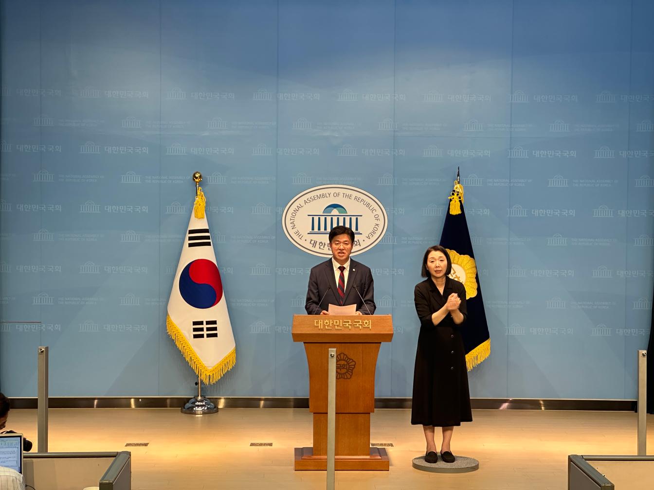 26일 국회 소통관에서 박상혁 민주당 수석대변인이 브리핑을 진행하고 있다.(사진=위즈경제)