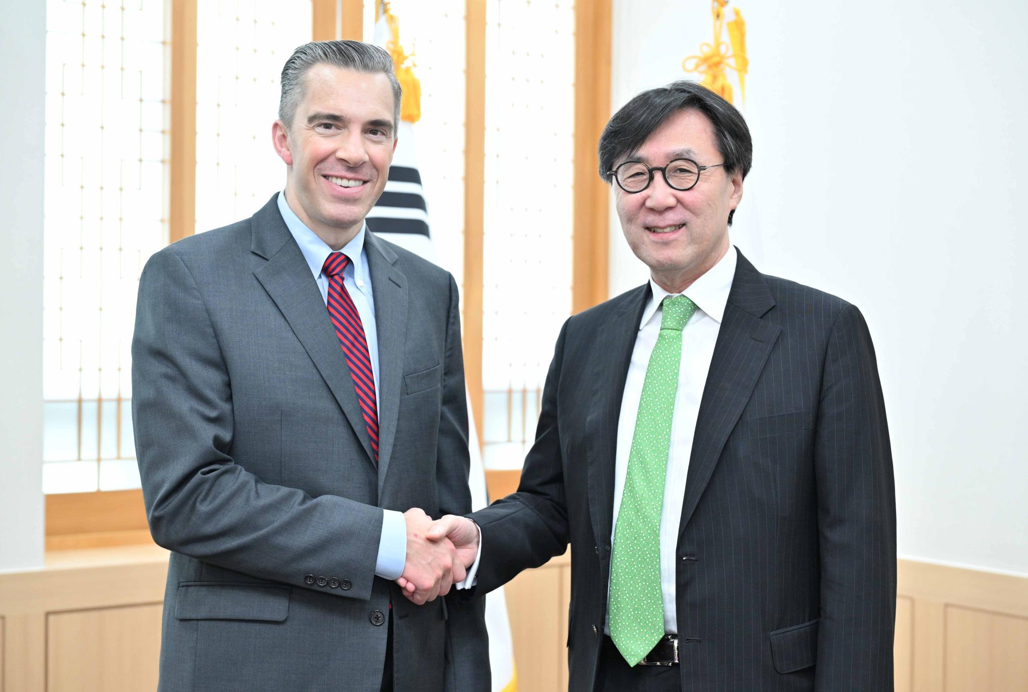 브렛 홈그랜 미국 국무부 정보조사국 차관보와 장호진 외교부 제1차관 (출처 = 외교부)