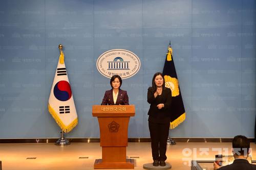 16일 백승아 더불어민주당 원내대변인이 기자회견을 진행하고 있다(사진=위즈경제)