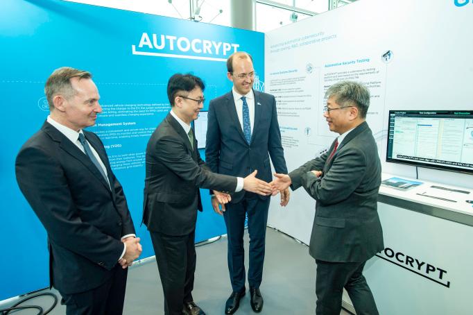 왼쪽부터 볼커 비싱(Volker Wissing) 독일 교통부 장관, 아우토크립트 김의석 글로벌사업부문장, 마리우스 스쿠오디스(Marius Skuodis) 리투아니아 교통통신부 장관, 김영태 ITF 사무총장이 ITF 행사장 아우토크립트 부스에서 인사를 하고 있다(출처=아우토크립트)