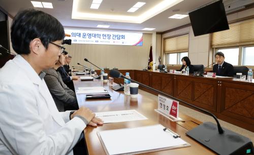 이주호 부총리 겸 교육부장관은 지난 19일 충북대를 방문하여 총장, 의대학장 등 대학관계자와 간담회를 개최했다. 출처=교육부