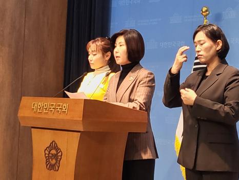 국민의힘 국회 보건복지위원회 위원들은 12일 더불어민주당이 주도한 법제사법위원회의 ‘아동수당법’ 개정안 수정 의결을 강하게 비판하며 “상임위 합의를 훼손한 월권행위”라고 반발했다. 사진=위즈경제