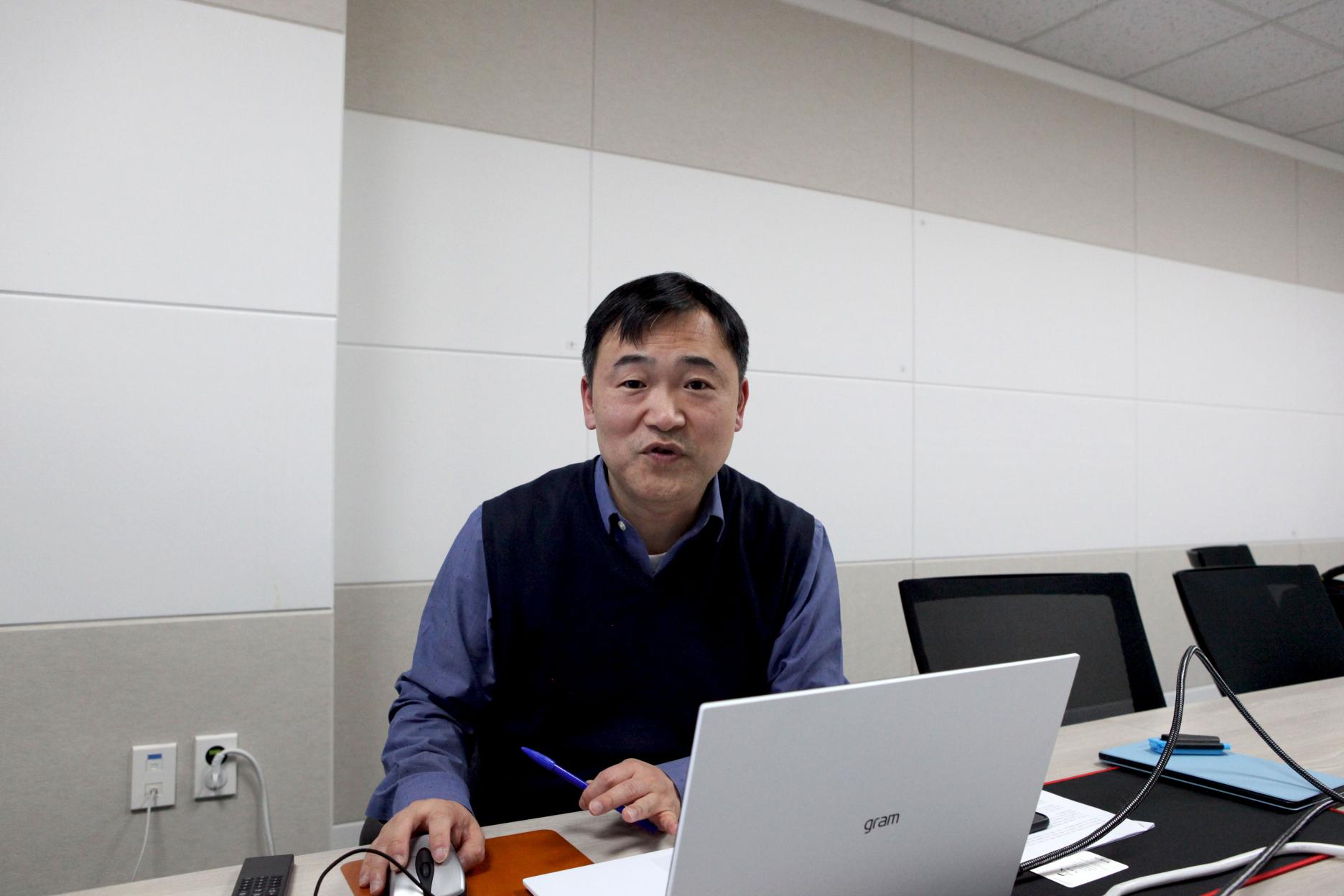 인터뷰를 진행하고 있는 유시복 한국자동차연구원 주행제어기술 부문장(출처=위즈경제)