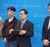 박수영 국민의힘 의원이 21일 소통관 기자회견 후 기자들과 만나 질문에 답하고 있다. 사진=위즈경제