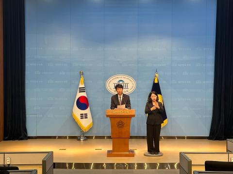 4일 국회 소통관에서 기자회견 중인 이훈기 더불어민주당 의원(사진=위즈경제)