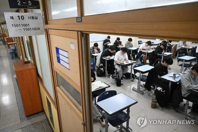 2026학년도 대학수학능력시험일인 13일 서울 종로구 경복고등학교에 마련된 고사장에서 수험생이 시험 시작을 준비하고 있다 (사진=연합뉴스)