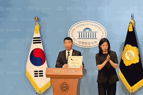 17일 국회 소통관에서 송언석 국민의힘 원내대표 고소장을 들고 있는 김용민 더불어민주당 의원(사진=위즈경제)