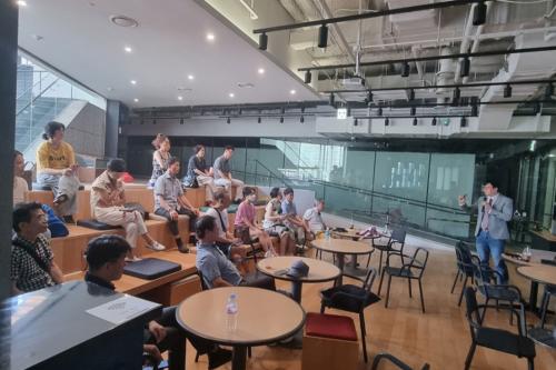 스마트솔루션즈 주주들을 대상으로 진행되는 간담회에서 발언 중인 김도인 대표(사진=스마트솔루션즈 주주연대)