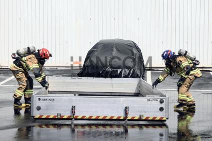 소방관이 이동식 침수조를 설치하고 있다. (사진=한컴라이프케어)