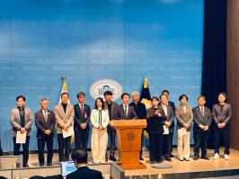 24일 국회 소통관에서 진행된 국회 APEC 특별위원회 민주당 및 조국혁신당 국회의원 기자회견 (사진=위즈경제)