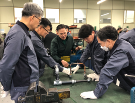 한국폴리텍대학 서울정수캠퍼스 지능형에너지설비과에서 신중년특화과정 공조냉동실습 수업을 하고 있는 모습(사진=한국폴리텍대학)