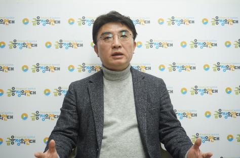 김득의 금융정의연대 상임대표가 지난 7일 서울 영등포구 금융정의연대 사무실에서 기자의 질의에 답하고 있다. 출처=위즈경제