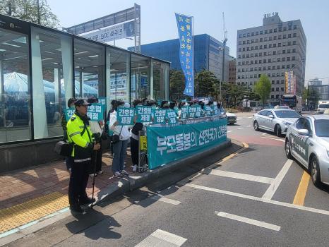 간호사들이 지난 7일 국회의사당역 앞에서 간호법 제정을 촉구하고 있다. 출처=위즈경제