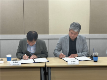 윤종술 전국장애인부모연대 회장과  안경현 모두의예체능 대표가 24일 서울 여의도 이룸센터에서 업무협약서에 사인을 하고 있다. 사진=전국장애인부모연대