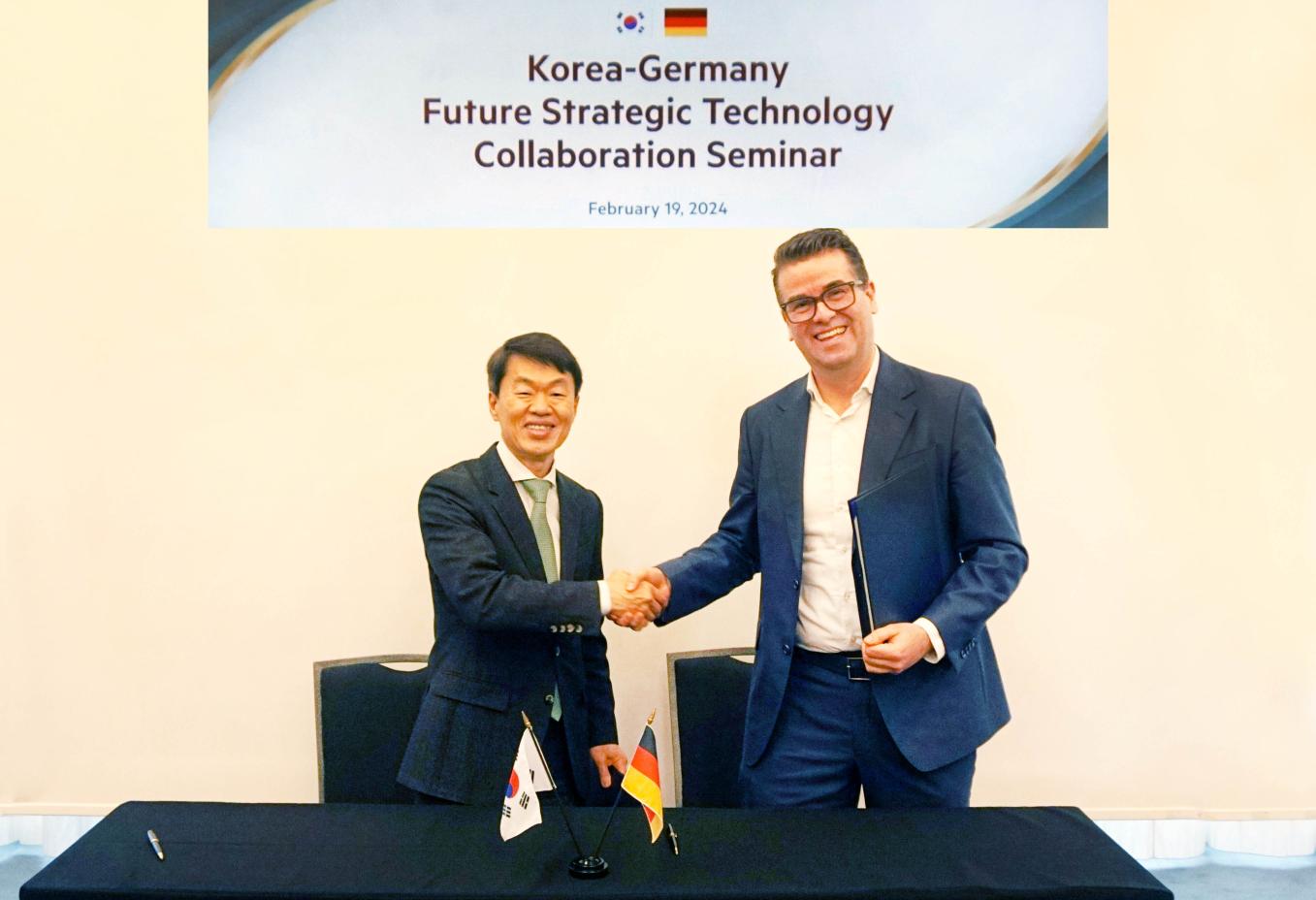 지난 19일 체결된 MOU 서명식 모습, (좌측부터 차례대로) 나승식 한국자동차연구원 원장, 데이비드 보이세츨레거(David Woisetschläger) ITS Mobility 부회장 (출처=한국자동차연구원)