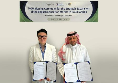 지난 27일 사우디아라비아에서 서종윤 웅진컴퍼스 대표이사(왼쪽)와 칼레드 알 쿠디브(Khaled Al Qudeeb) WBCO 대표(오른쪽)가 MOU를 체결했다. (사진=웅진컴퍼스)