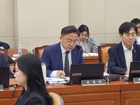 지난 14일 국회 정무위 국정감사에서 국정감사에서 김범석 배민 대표에게 질의하고 있는 조국혁신당 신장식 의원. 사진=위즈경제