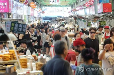 6일 서울의 한 전통시장을 찾은 시민들 (사진=연합뉴스)