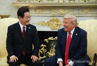 이재명 대통령이 25일(현지시간) 미국 워싱턴 DC 백악관에서 도널드 트럼프 미국 대통령과 한미 정상회담을 진행했다 (사진=연합뉴스)