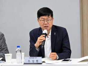 우상현 은행연합회 전무가 14일 중소기업중앙회 희망룸에서 진행된 '중소·중견 제조기업 AI 전환 촉진과 생산적 금융지원' 토론회에서 토론을 진행하고 있다. 사진=위즈경제