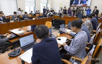 5월 14일 국회에서 열린 정무위원회 전체 회의에서 여야 의원들이 개인정보보호법 개정안 등 법안을 처리하고 있다. 사진=연합뉴스