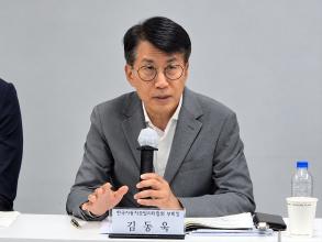 김동욱 한국자동차모빌리티산업협회 부회장이 14일 중소기업중앙회 희망룸에서 진행된 '중소·중견 제조기업 AI 전환 촉진과 생산적 금융지원' 토론회에서 토론을 진행하고 있다. 사진=위즈경제